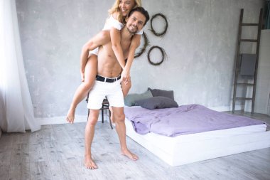 bir genç güzel mutlu çift yeni bir modern yatak odasında beraber eğleniyor adam kız arkadaşı sırt, aşk hikayesi taşıyan