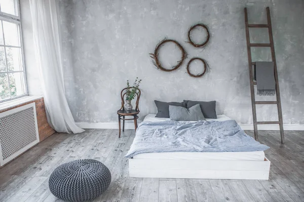 Lichte loft stijl slaapkamer interieur ontwerp gemaakt in grijs en paarse kleuren met modern meubilair en grote ramen, ladder naast witte bed. — Stockfoto