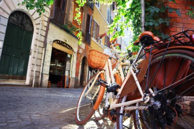 Şehir caddesine park eden iki bisiklet, kapatın
