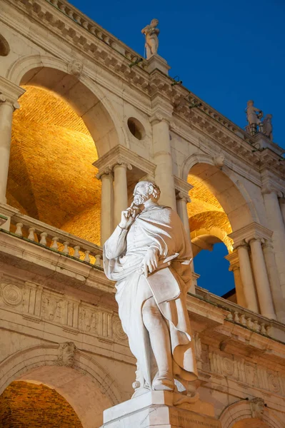 有名なルネッサンスの像の夜景の建築家パラディオとパラディオ大聖堂 ヴィチェンツァの一部 — ストック写真