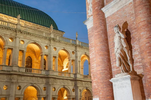 Částečné Perspektivy Capitaniato Palác Jeho Sochy Palladiovy Bazilika Vicenza Itálie — Stock fotografie