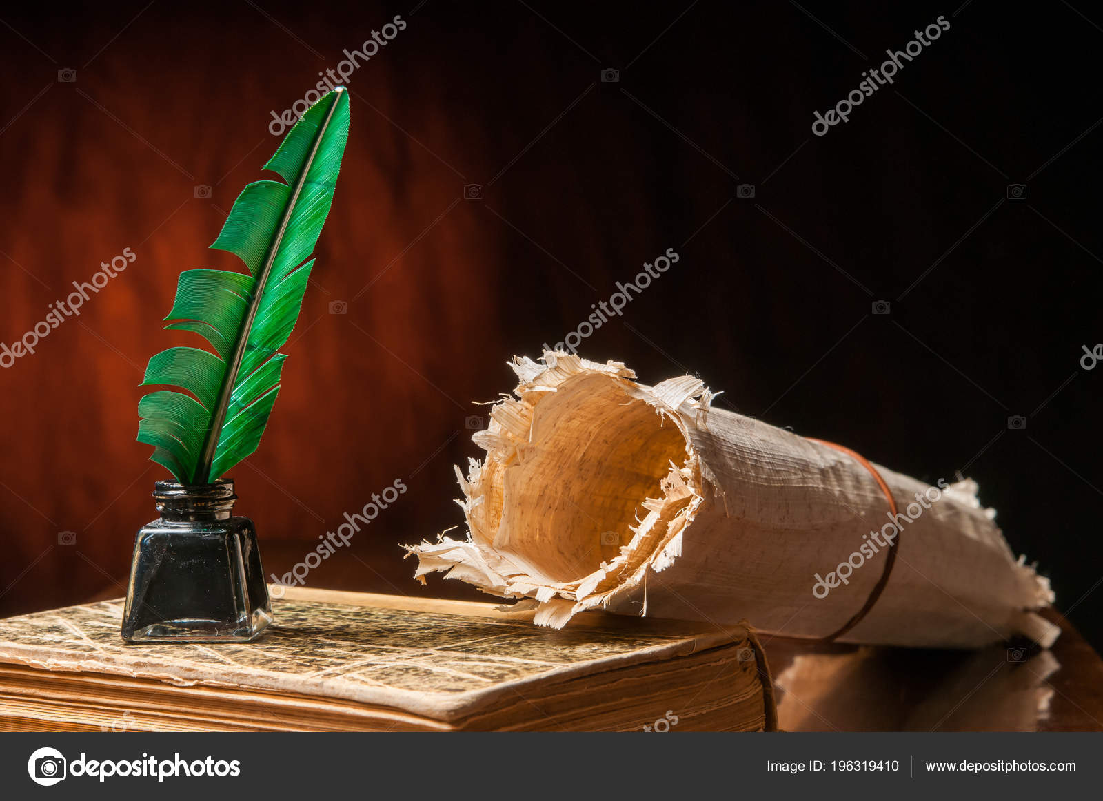 红色羽毛笔黑色墨水池和一个棕色背景的卷纸草纸纸——图库图片© siculodoc #196319410, image size:1600x1163