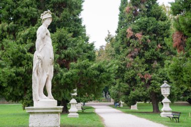 Vicenza Querini parkta tipik süs heykeller ve heykeller ile ana cadde