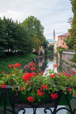 Retrone nehir ve Saat Kulesi, Vicenza, İtalya, ulaşırlar köprü görünümü