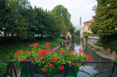 Retrone nehir ve Saat Kulesi, Vicenza, İtalya, ulaşırlar köprü görünümü