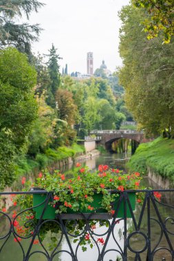 Ulaşırlar Köprüsü, Vicenza, çiçekli demir balkon Retrone nehir ve Mount Berico uzakta bir görünüm ile