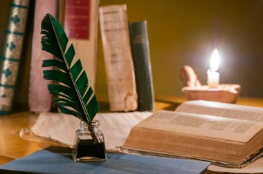 Quill'in kalem, eski Makaleler ve kitaplar mum ışığında