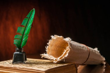 Kırmızı tüy kalem, siyah InkWell ve haddelenmiş papirüs kağıt üzerinde kahverengi bir arka plan