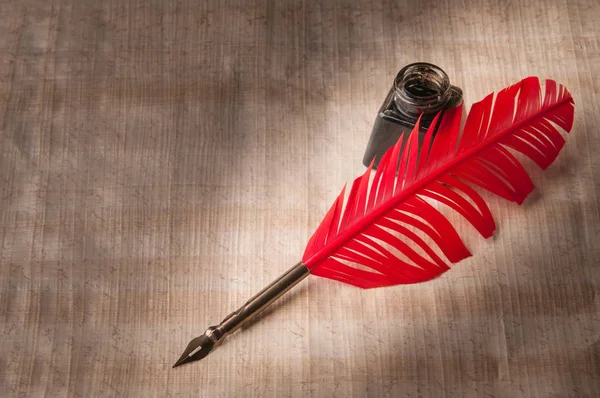 Kırmızı Tüy Kalem Siyah Inkwell Üzerindeki Papirüs Yaprak — Stok fotoğraf