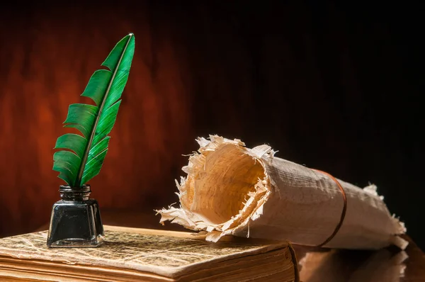 Pluma Pluma Roja Tintero Negro Una Hoja Papiro Enrollado Sobre — Foto de Stock