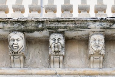 Mascarons, Sicilya'daki Syracuse eyaletinde bir barok saray balkon altında komik yüzü olan görünümünü portre