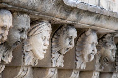 Mascarons, Sicilya'daki Syracuse eyaletinde bir barok saray balkon altında komik yüzü olan görünümünü portre