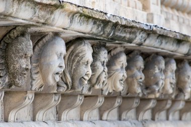 Mascarons, Sicilya'daki Syracuse eyaletinde bir barok saray balkon altında komik yüzü olan görünümünü portre
