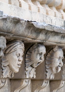 Mascarons, Sicilya'daki Syracuse eyaletinde bir barok saray balkon altında komik yüzü olan görünümünü portre