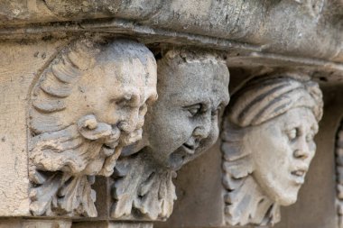 Mascarons, Sicilya'daki Syracuse eyaletinde bir barok saray balkon altında komik yüzü olan görünümünü portre
