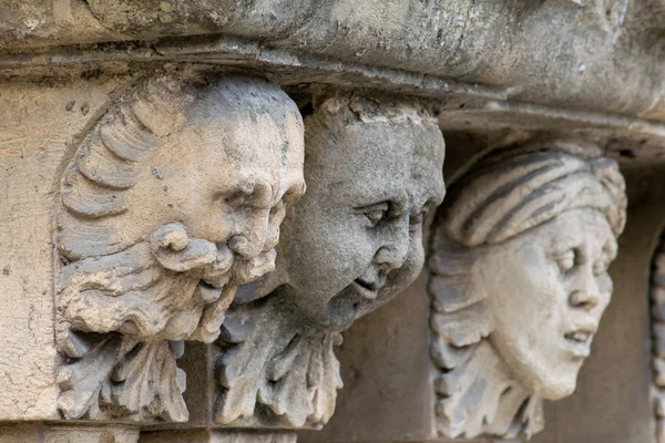 Mascarons, Sicilya'daki Syracuse eyaletinde bir barok saray balkon altında komik yüzü olan görünümünü portre