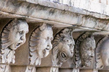 Mascarons, Sicilya'daki Syracuse eyaletinde bir barok saray balkon altında komik yüzü olan görünümünü portre