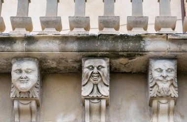Mascarons, Sicilya'daki Syracuse eyaletinde bir barok saray balkon altında komik yüzü olan görünümünü portre
