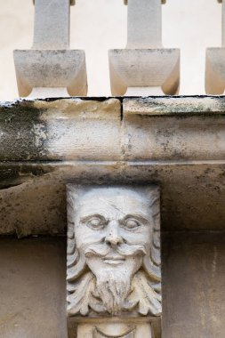 Mascarons, Sicilya'daki Syracuse eyaletinde bir barok saray balkon altında komik yüzü olan görünümünü portre