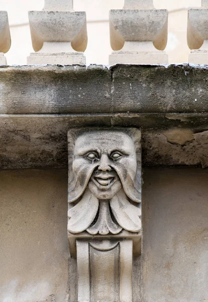 Крупним Планом Вид Mascarons Веселими Особами Під Балкон Бароковий Палац — стокове фото