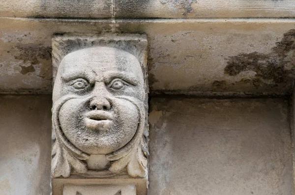Mascarons, Sicilya'daki Syracuse eyaletinde bir barok saray balkon altında komik yüzü olan görünümünü portre