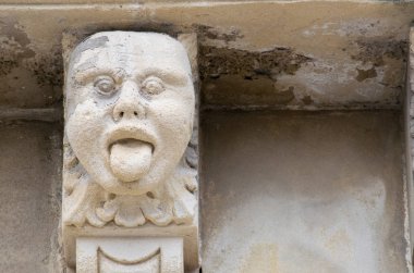 Mascarons, Sicilya'daki Syracuse eyaletinde bir barok saray balkon altında komik yüzü olan görünümünü portre