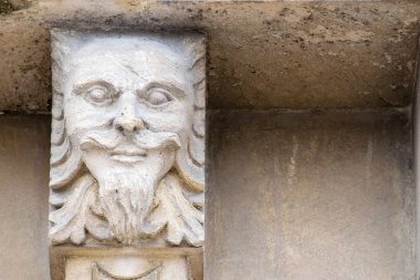 Mascarons, Sicilya'daki Syracuse eyaletinde bir barok saray balkon altında komik yüzü olan görünümünü portre