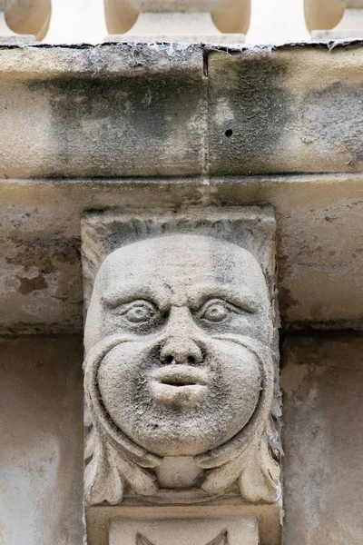 Vista Cerca Los Mascarones Con Una Cara Divertida Bajo Balcón — Foto de Stock