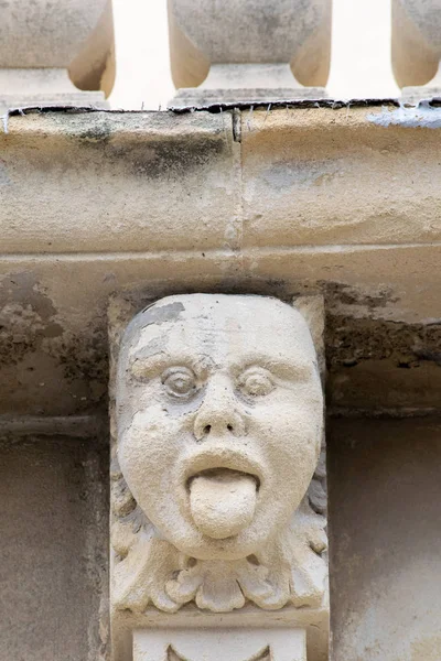 Vista Cerca Los Mascarones Con Una Cara Divertida Bajo Balcón — Foto de Stock