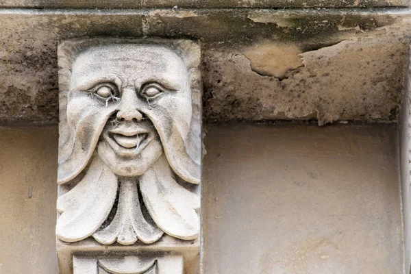 Mascarons, Sicilya'daki Syracuse eyaletinde bir barok saray balkon altında komik yüzü olan görünümünü portre