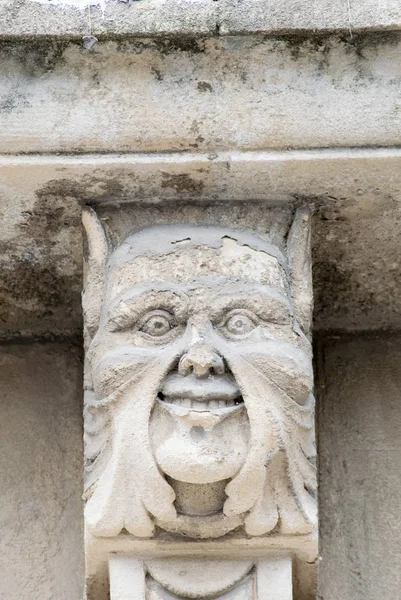 Sicilya'daki Syracuse eyaletinde bir barok saray balkon altında tipik Barok mascarons