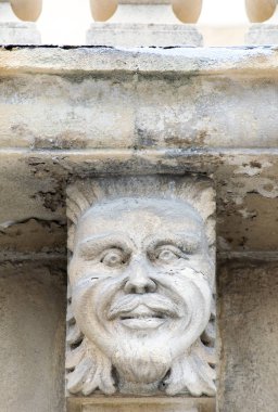 Mascarons, Sicilya'daki Syracuse eyaletinde bir barok saray balkon altında komik yüzü olan görünümünü portre