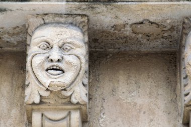 Mascarons, Sicilya'daki Syracuse eyaletinde bir barok saray balkon altında komik yüzü olan görünümünü portre
