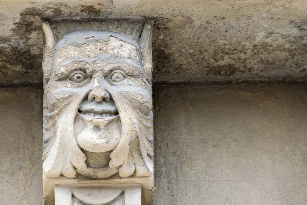 Sicilya'daki Syracuse eyaletinde bir barok saray balkon altında tipik Barok mascarons