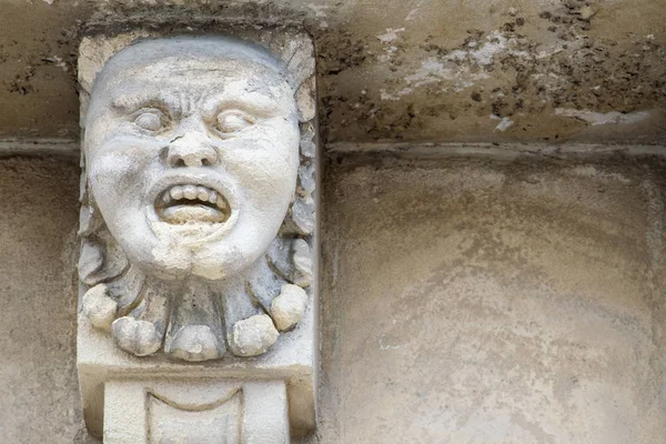 Vista Cerca Los Mascarones Con Una Cara Divertida Bajo Balcón — Foto de Stock