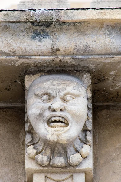 Vista Cerca Los Mascarones Con Una Cara Divertida Bajo Balcón — Foto de Stock