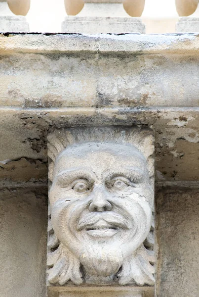 Mascarons, Sicilya'daki Syracuse eyaletinde bir barok saray balkon altında komik yüzü olan görünümünü portre