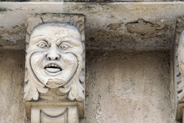 Mascarons, Sicilya'daki Syracuse eyaletinde bir barok saray balkon altında komik yüzü olan görünümünü portre