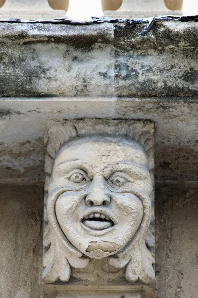 Vista Cerca Los Mascarones Con Una Cara Divertida Bajo Balcón — Foto de Stock