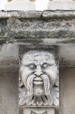 Mascarons, Sicilya'daki Syracuse eyaletinde bir barok saray balkon altında komik yüzü olan görünümünü portre