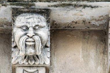 Mascarons, Sicilya'daki Syracuse eyaletinde bir barok saray balkon altında komik yüzü olan görünümünü portre