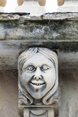 Mascarons, Sicilya'daki Syracuse eyaletinde bir barok saray balkon altında komik yüzü olan görünümünü portre