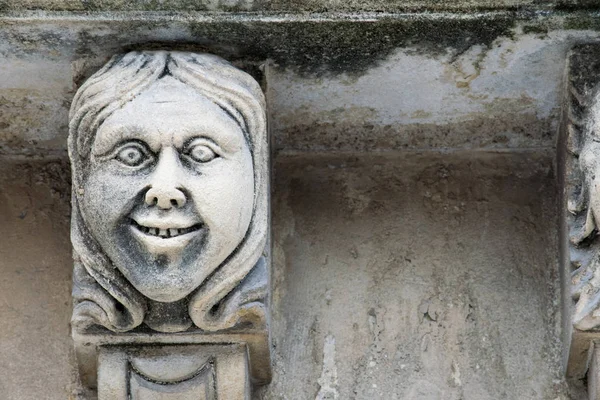 Mascarons, Sicilya'daki Syracuse eyaletinde bir barok saray balkon altında komik yüzü olan görünümünü portre