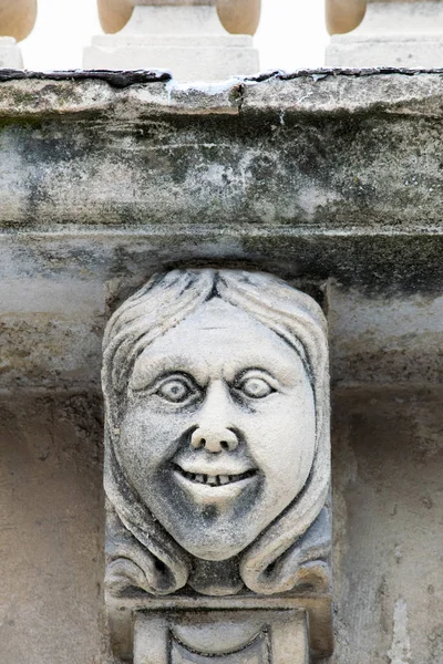 Mascarons, Sicilya'daki Syracuse eyaletinde bir barok saray balkon altında komik yüzü olan görünümünü portre