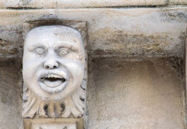 Mascarons, Sicilya'daki Syracuse eyaletinde bir barok saray balkon altında komik yüzü olan görünümünü portre
