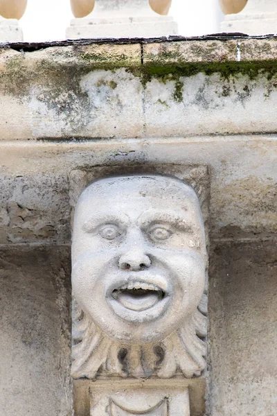 Mascarons, Sicilya'daki Syracuse eyaletinde bir barok saray balkon altında komik yüzü olan görünümünü portre