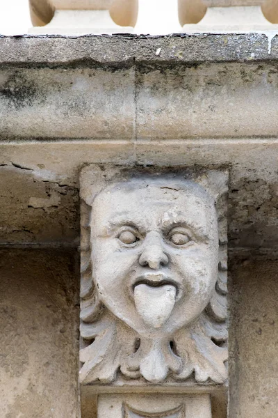 Mascarons, Sicilya'daki Syracuse eyaletinde bir barok saray balkon altında komik yüzü olan görünümünü portre