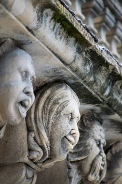 Mascarons, Sicilya'daki Syracuse eyaletinde bir barok saray balkon altında komik yüzü olan görünümünü portre