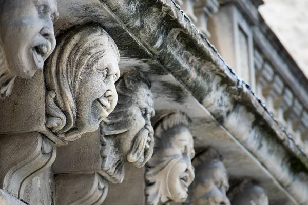 Vista Cerca Los Mascarones Con Caras Divertidas Bajo Balcón Palacio — Foto de Stock