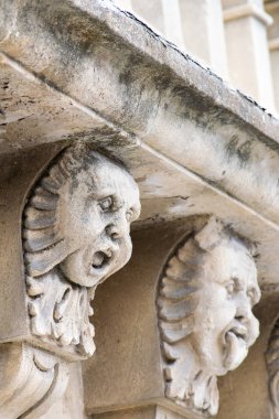 Mascarons, Sicilya'daki Syracuse eyaletinde bir barok saray balkon altında komik yüzü olan görünümünü portre